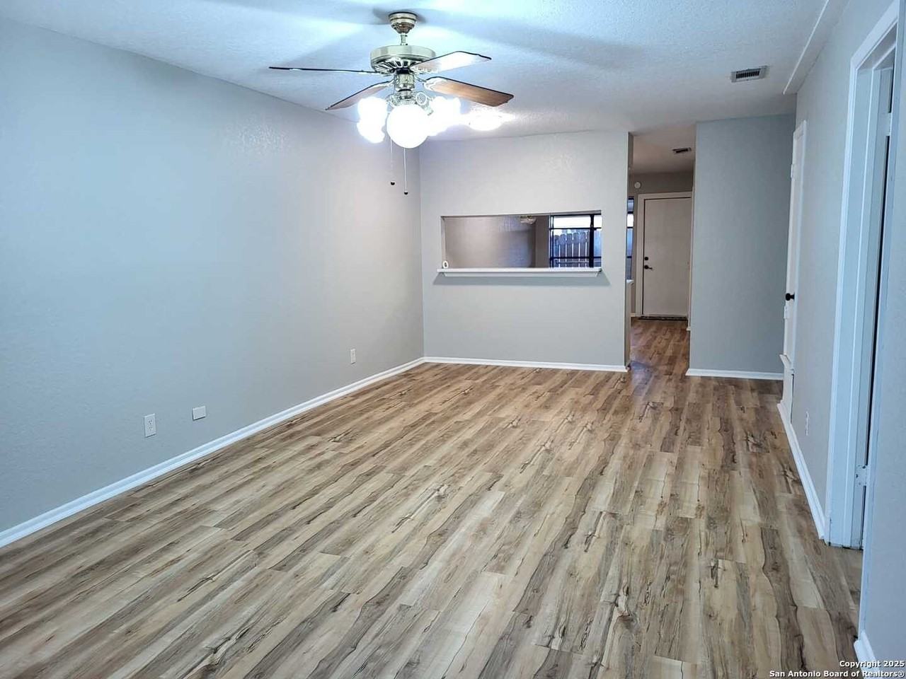 1051 Country Club Dr Apt 19 #19 - Photo 3 of 18