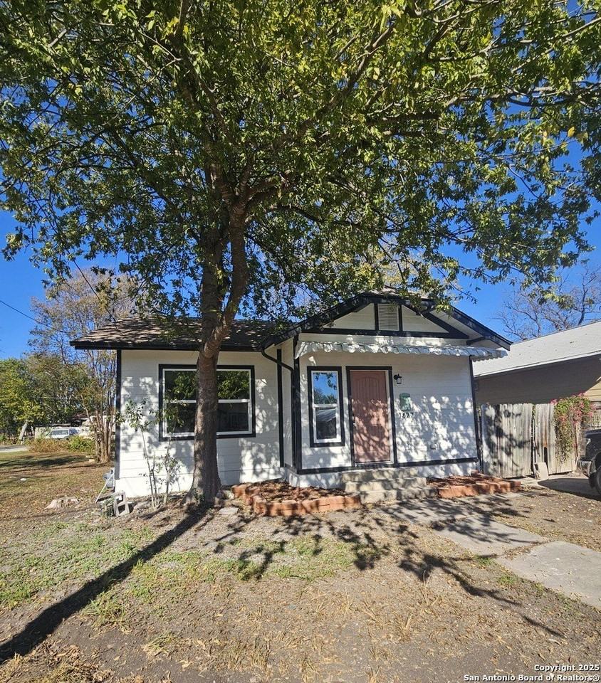 1827 W Ashby Pl - Photo 2 of 15