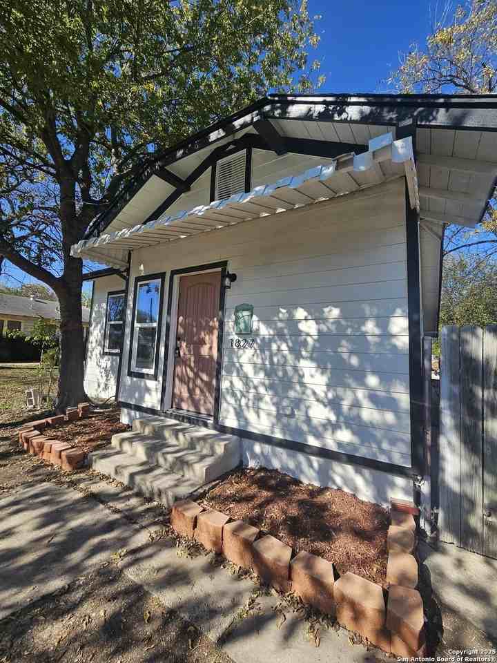 1827 W Ashby Pl - Photo 3 of 15