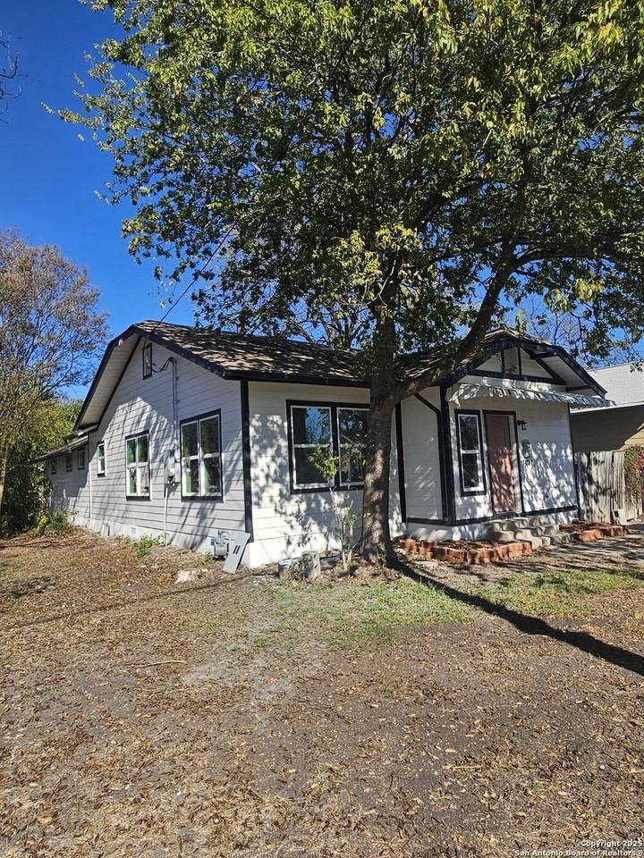 1827 W Ashby Pl - Photo 4 of 15