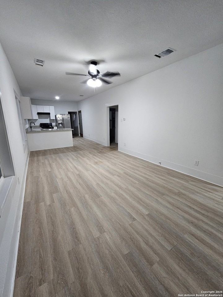 1827 W Ashby Pl - Photo 6 of 15