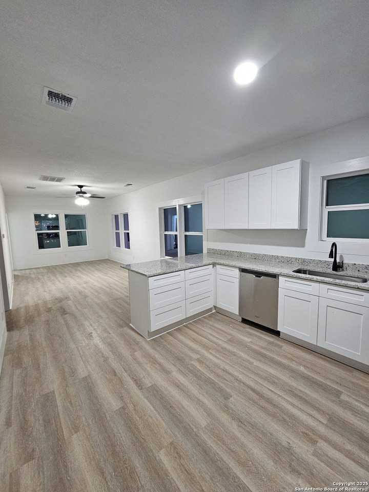 1827 W Ashby Pl - Photo 7 of 15