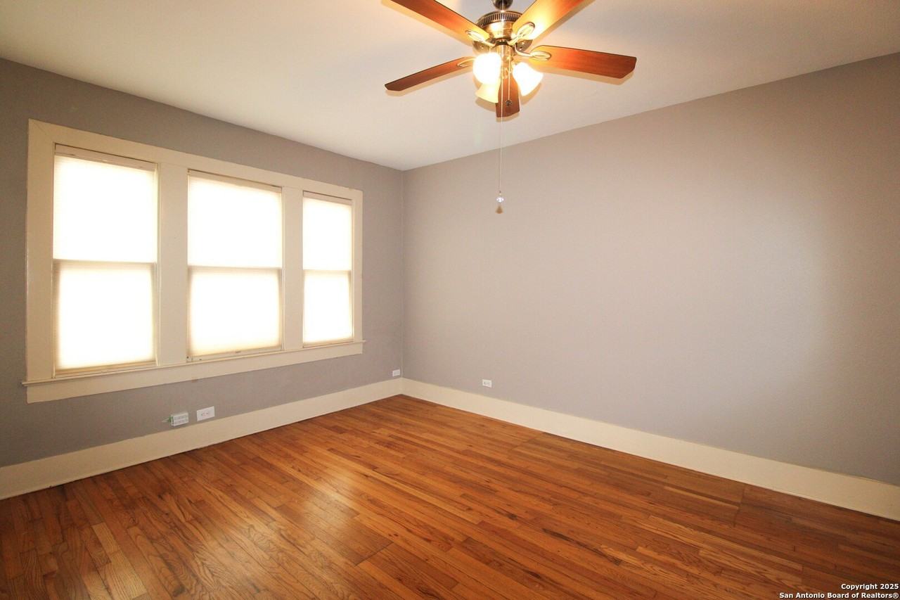 438 W Rosewood Ave - Photo 4 of 35