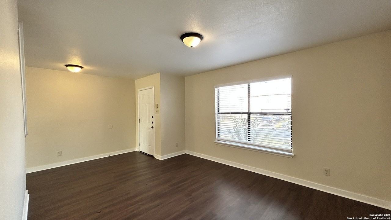 8018 Chestnut Gate Dr - Photo 3 of 38