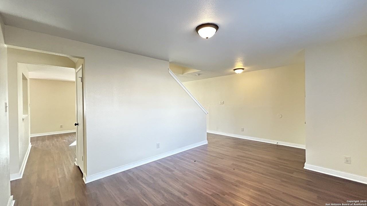 8018 Chestnut Gate Dr - Photo 4 of 38