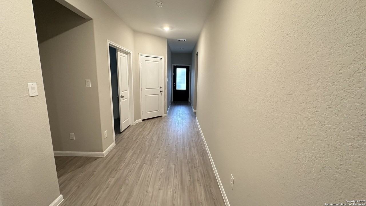 10811 Hernando Ct - Photo 4 of 34