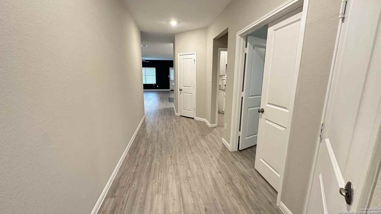 10811 Hernando Ct - Photo 5 of 34