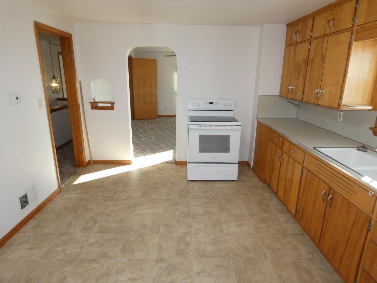 137 N Wacouta Ave - Photo 4 of 15