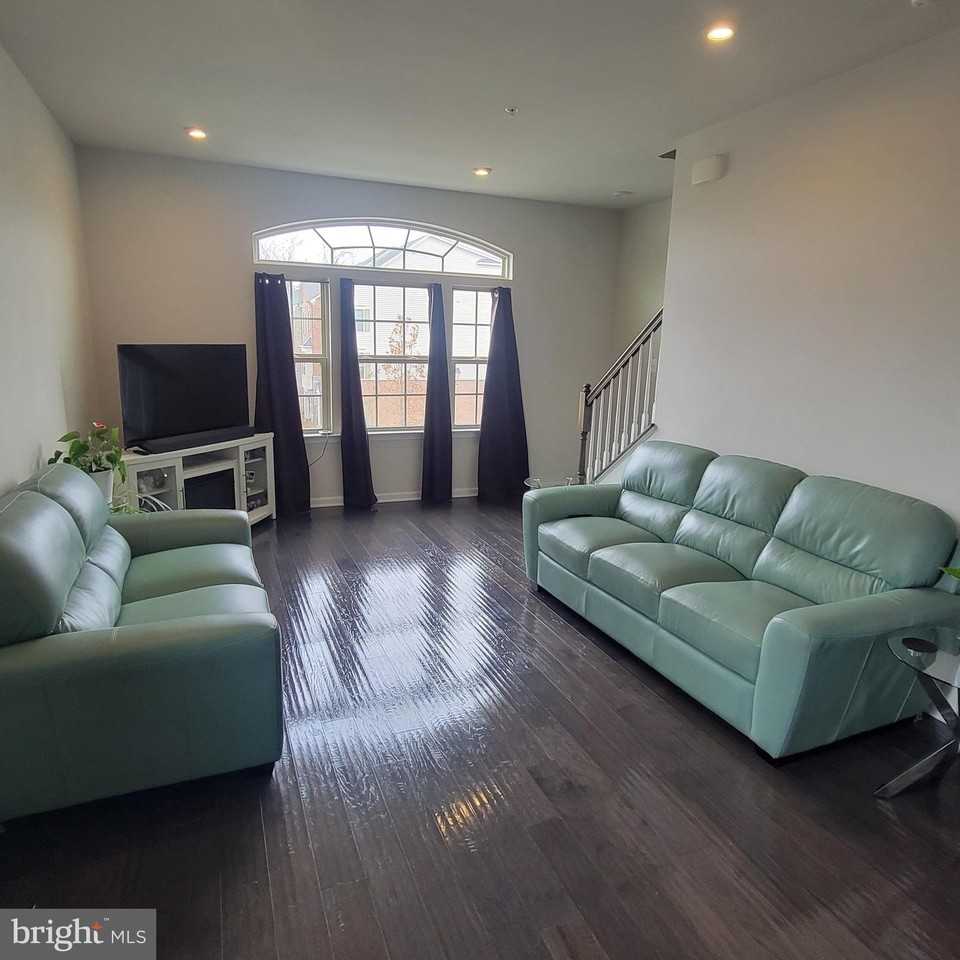 2922 Glendale Ave - Photo 5 of 19