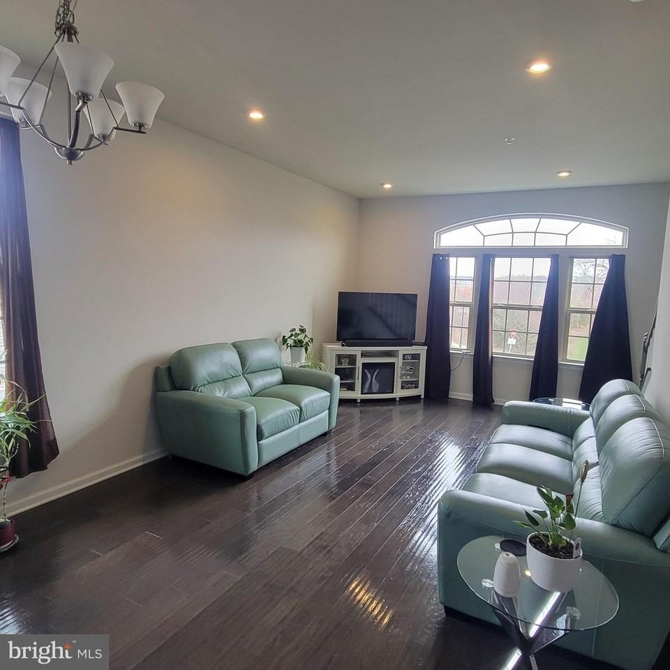 2922 Glendale Ave - Photo 6 of 19