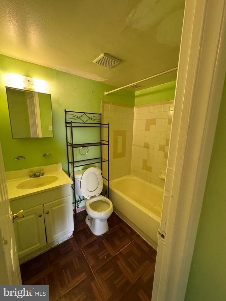 6011 Emerson St Apt 606 #606 - Photo 7 of 9