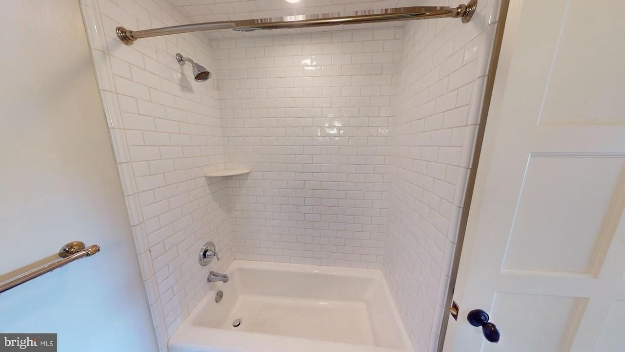 6 S Valley Rd Apt D #D - Photo 3 of 7