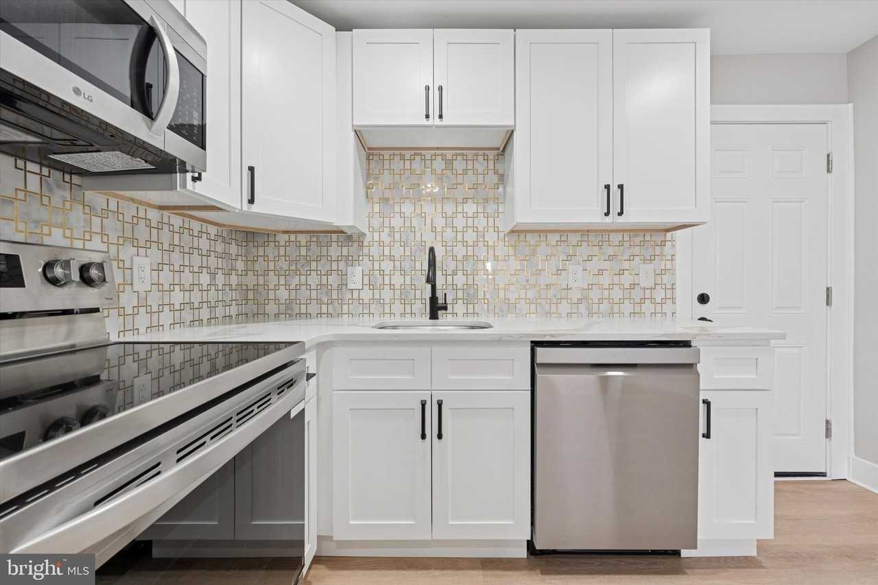 417 W Elm St Apt 2 #2 - Photo 2 of 15