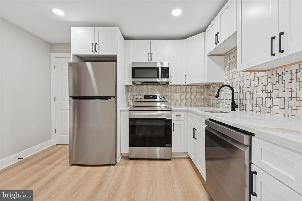 417 W Elm St Apt 2 #2 - Photo 3 of 15