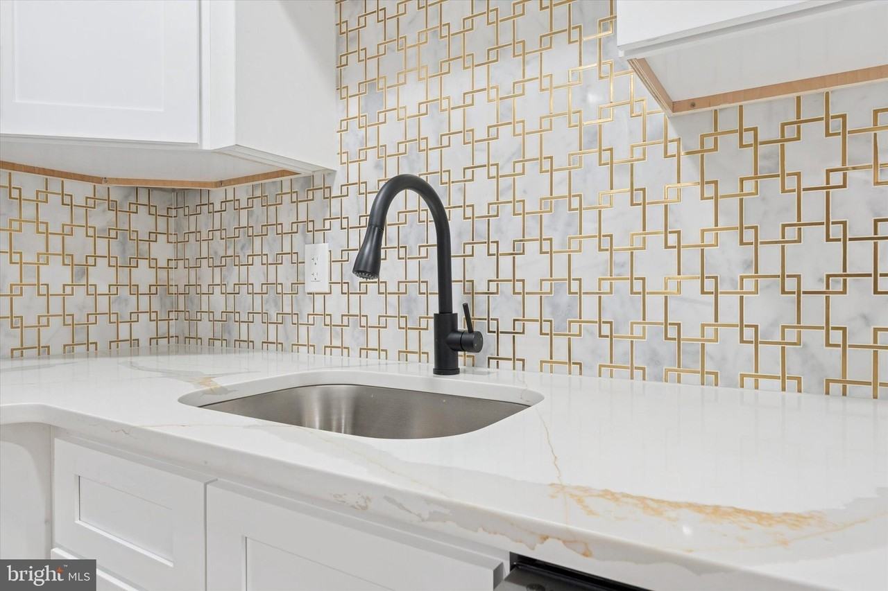 417 W Elm St Apt 2 #2 - Photo 4 of 15