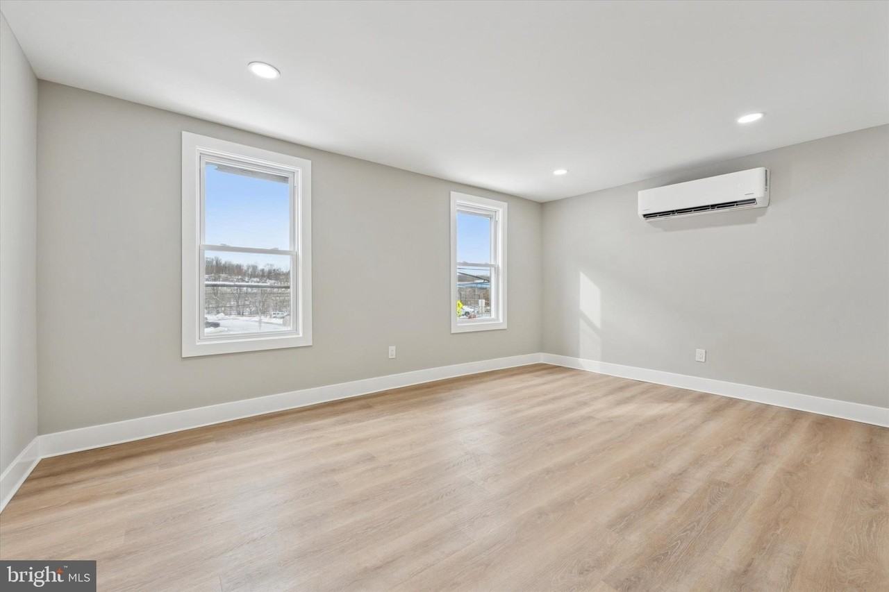 417 W Elm St Apt 2 #2 - Photo 5 of 15