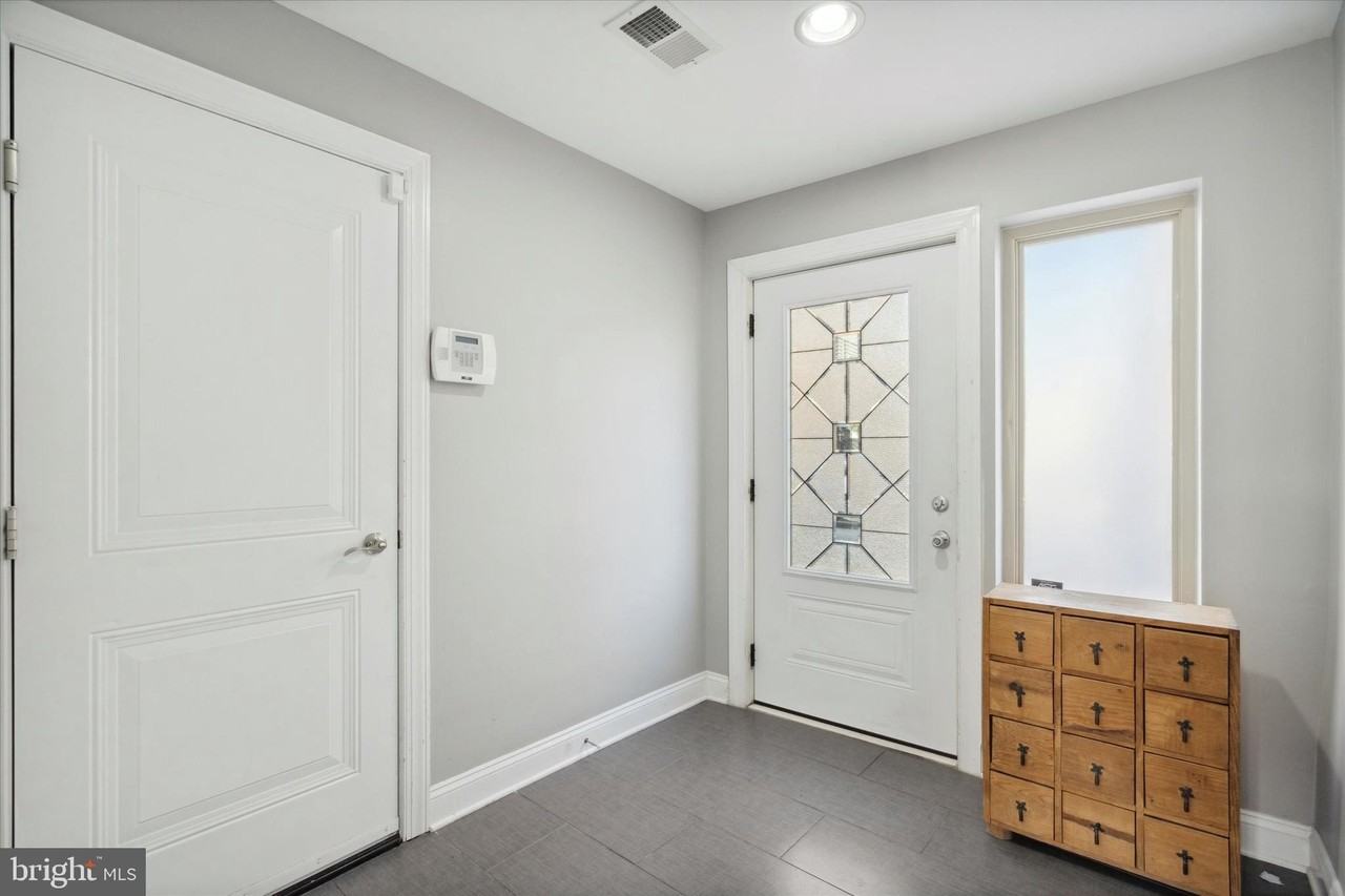 1353 N Mascher St - Photo 2 of 25