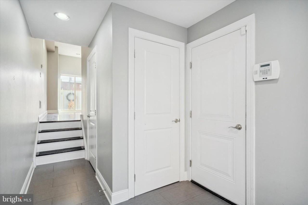 1353 N Mascher St - Photo 3 of 25