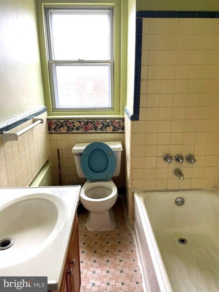 1211 Elbridge St - Photo 4 of 6