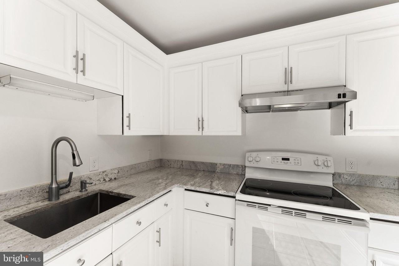 6001 Little Brook Ct - Photo 4 of 46