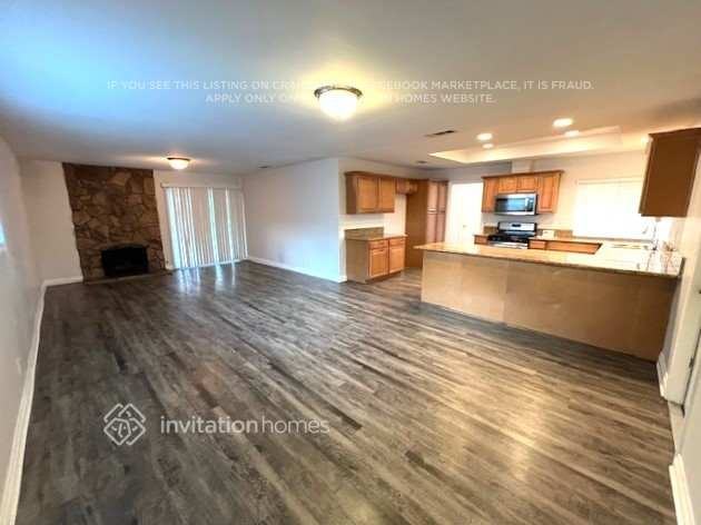 1070 Country Club Ln - Photo 3 of 11