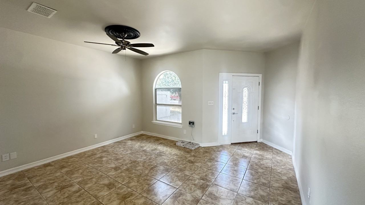 1511 Texoma St - Photo 4 of 18