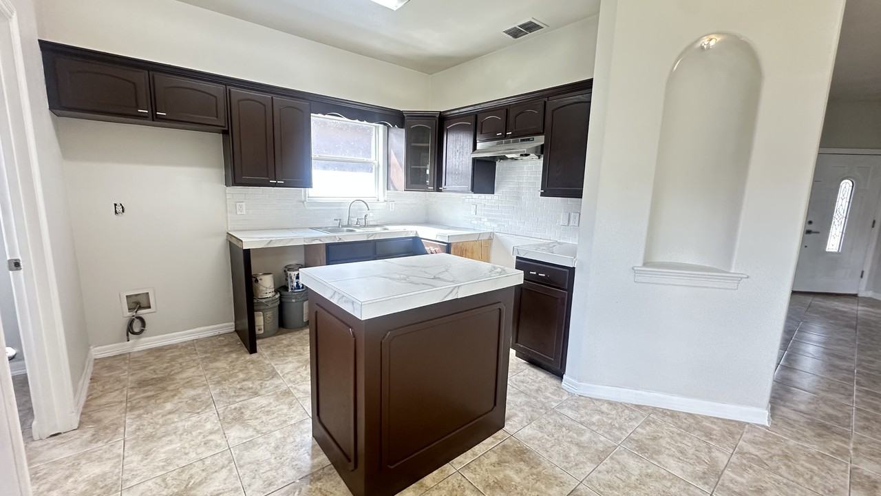 1511 Texoma St - Photo 5 of 18