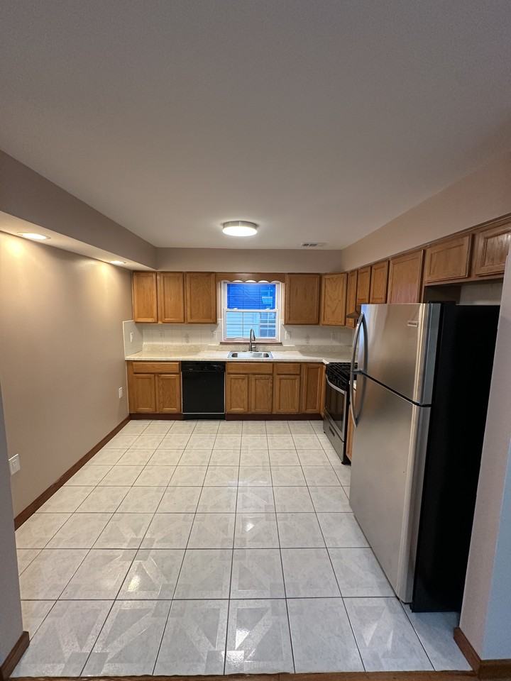 201 Abington Ave - Photo 2 of 11