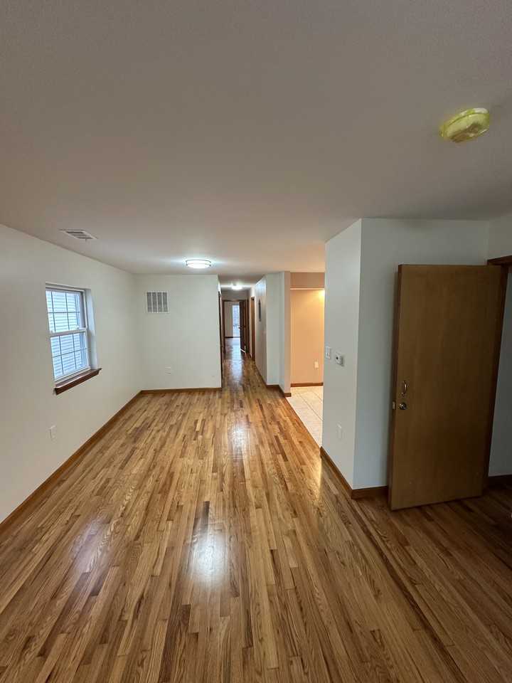 201 Abington Ave - Photo 3 of 11