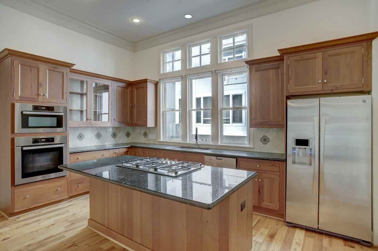 1415 Oakdale St - Photo 4 of 27