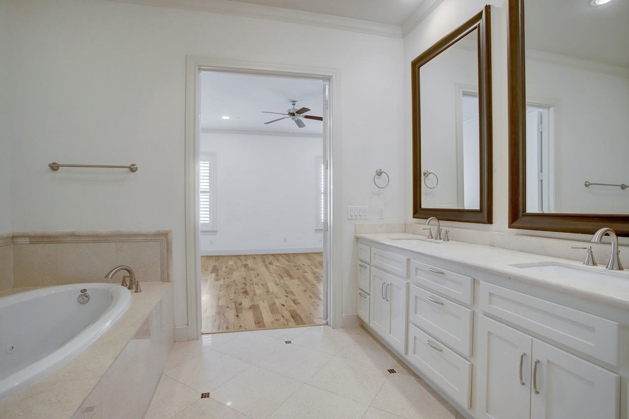 1415 Oakdale St - Photo 7 of 27