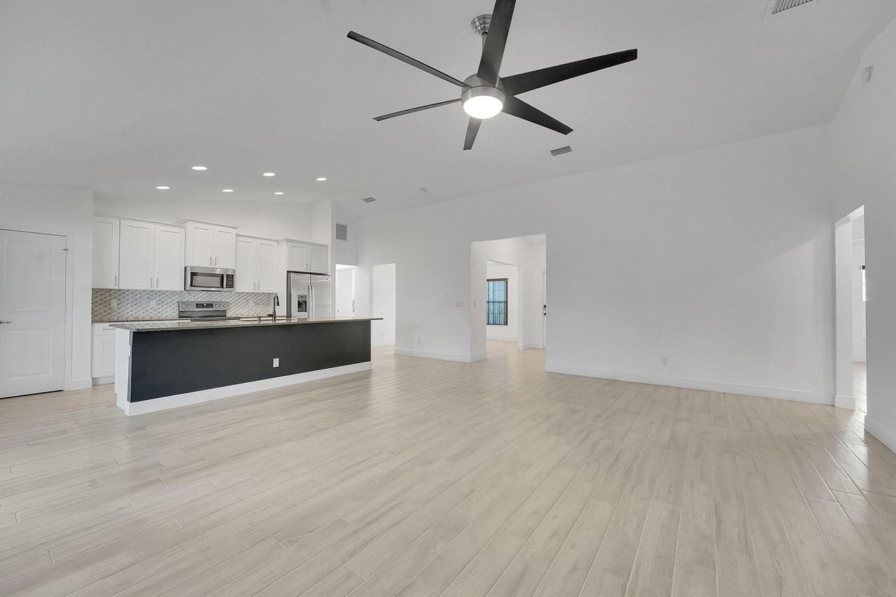 226 Sw Starfish Ave - Photo 6 of 34