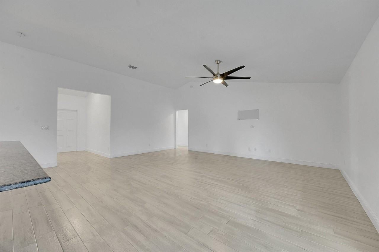 226 Sw Starfish Ave - Photo 7 of 34