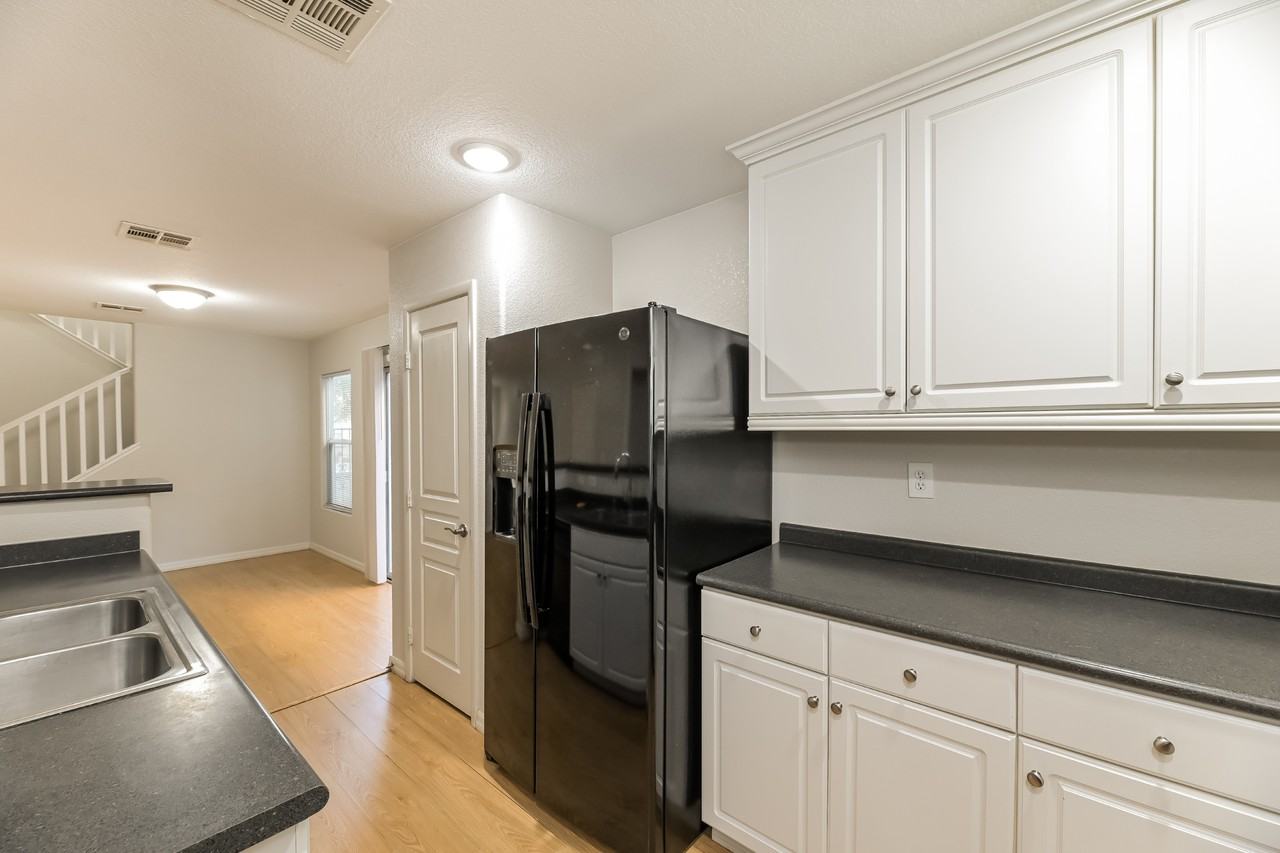 539 Shewsbury Ave - Photo 5 of 22