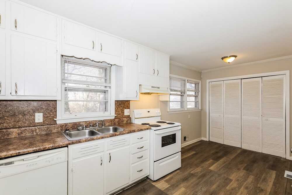 4775 Ben Hill Rd - Photo 5 of 16