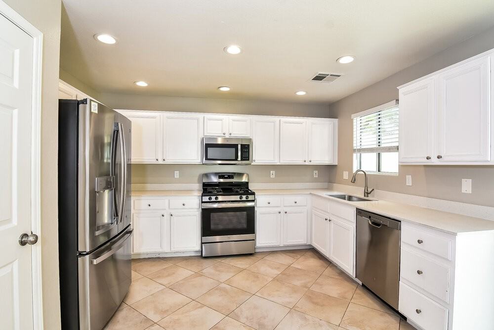 11957 Haven St - Photo 6 of 17