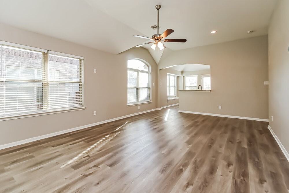 323 Sea Breeze Dr - Photo 4 of 16