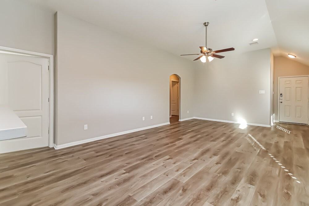 323 Sea Breeze Dr - Photo 5 of 16