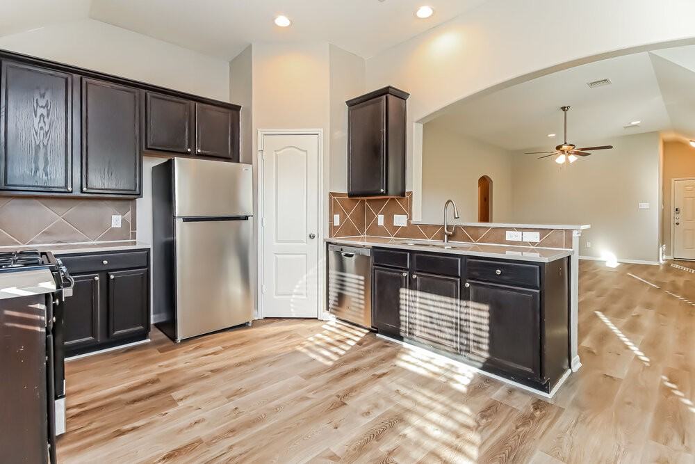 323 Sea Breeze Dr - Photo 6 of 16