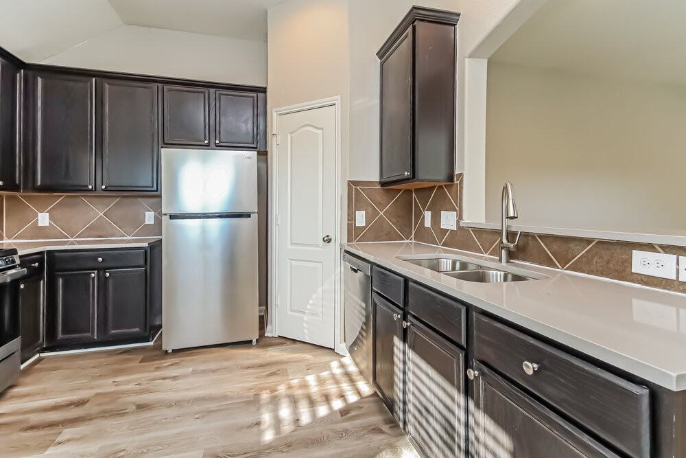 323 Sea Breeze Dr - Photo 7 of 16