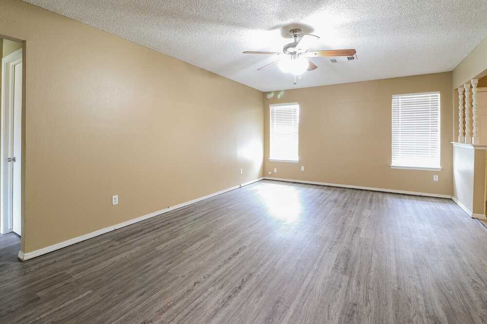 1212 Se 11th St - Photo 4 of 14