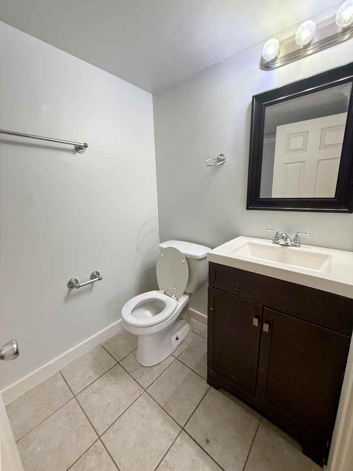 Franklin Court Apartments - Photo 2 of 11