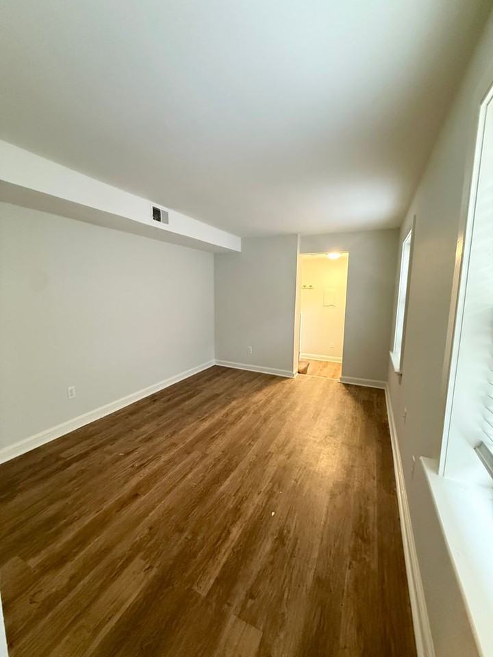 Franklin Court Apartments - Photo 4 of 11