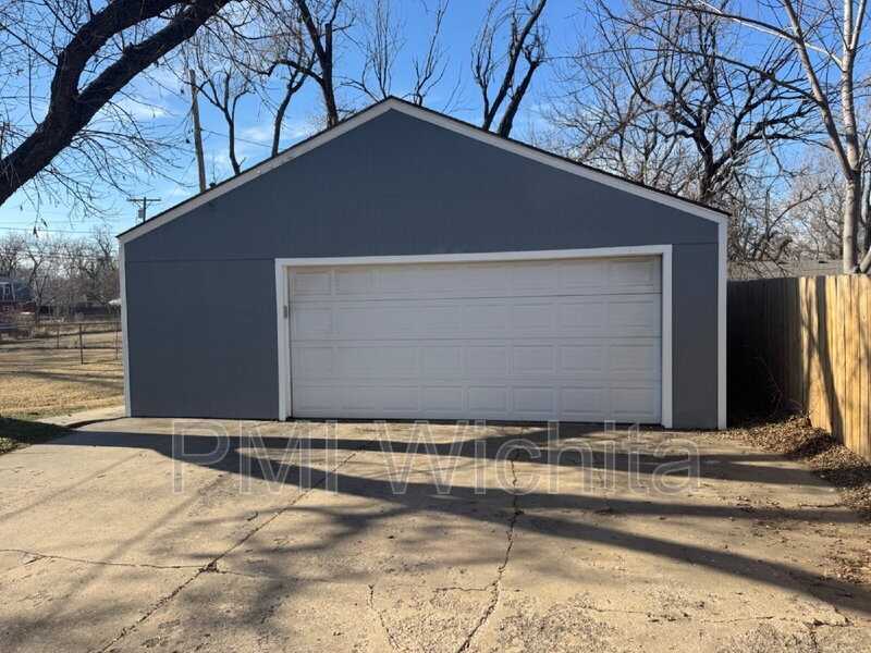 923 N Sheridan St - Photo 2 of 11