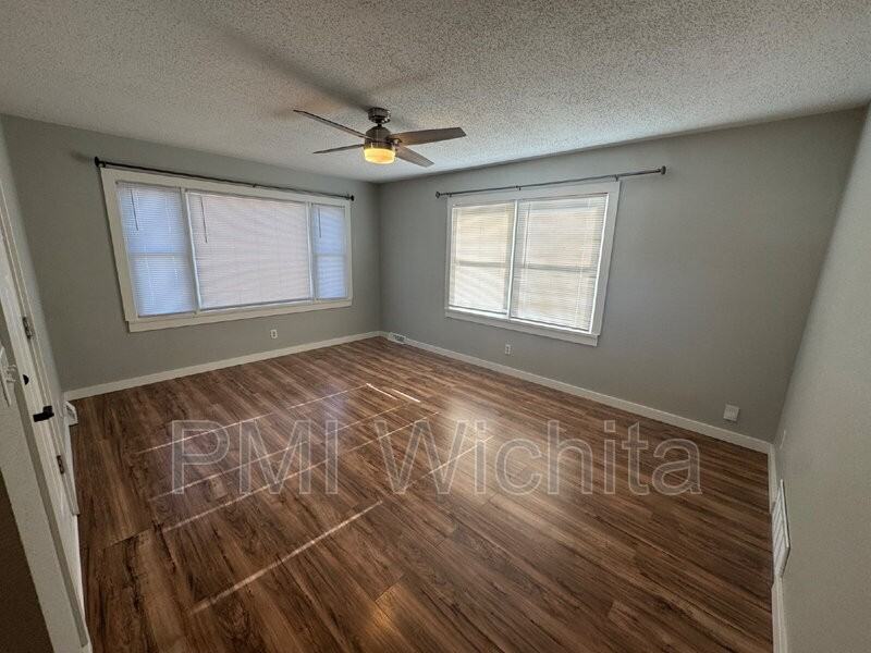 923 N Sheridan St - Photo 3 of 11