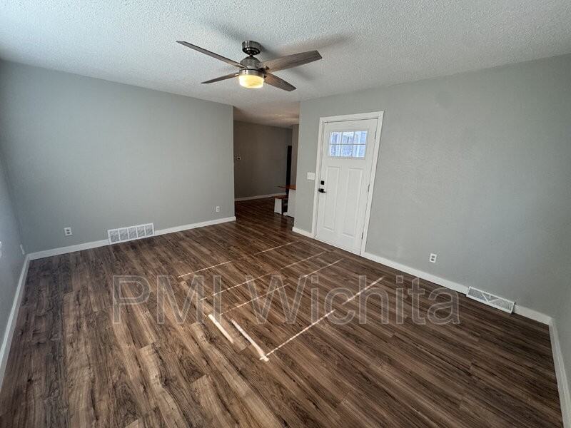 923 N Sheridan St - Photo 4 of 11