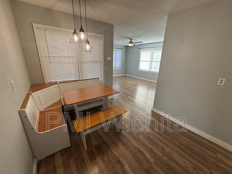 923 N Sheridan St - Photo 5 of 11