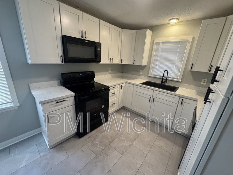 923 N Sheridan St - Photo 6 of 11