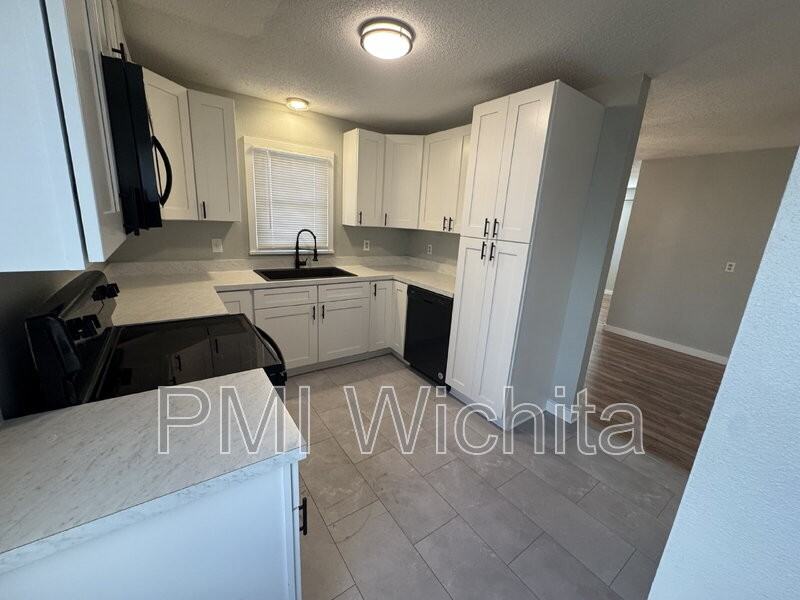 923 N Sheridan St - Photo 7 of 11