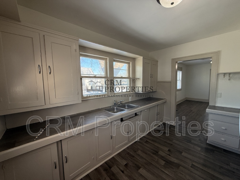 811 N Webster St - Photo 4 of 18